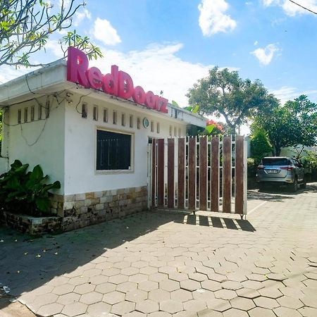 红多兹Plus酒店-近阿迪素拓机场2号 日惹 外观 照片