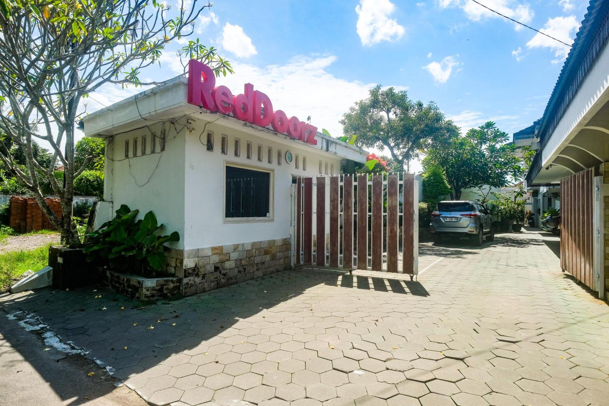 红多兹Plus酒店-近阿迪素拓机场2号 日惹 外观 照片