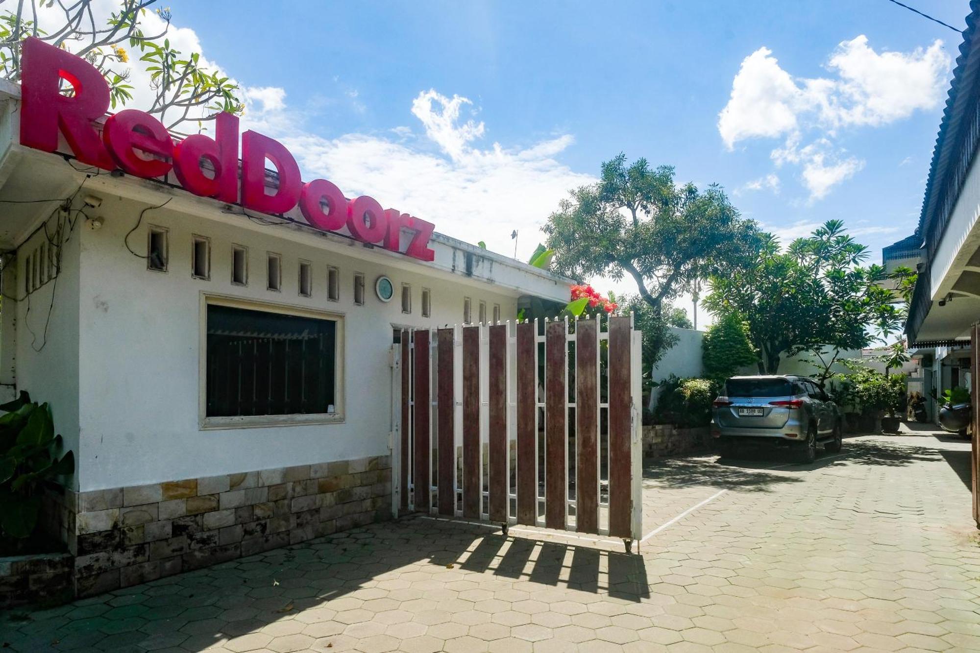 红多兹Plus酒店-近阿迪素拓机场2号 日惹 外观 照片
