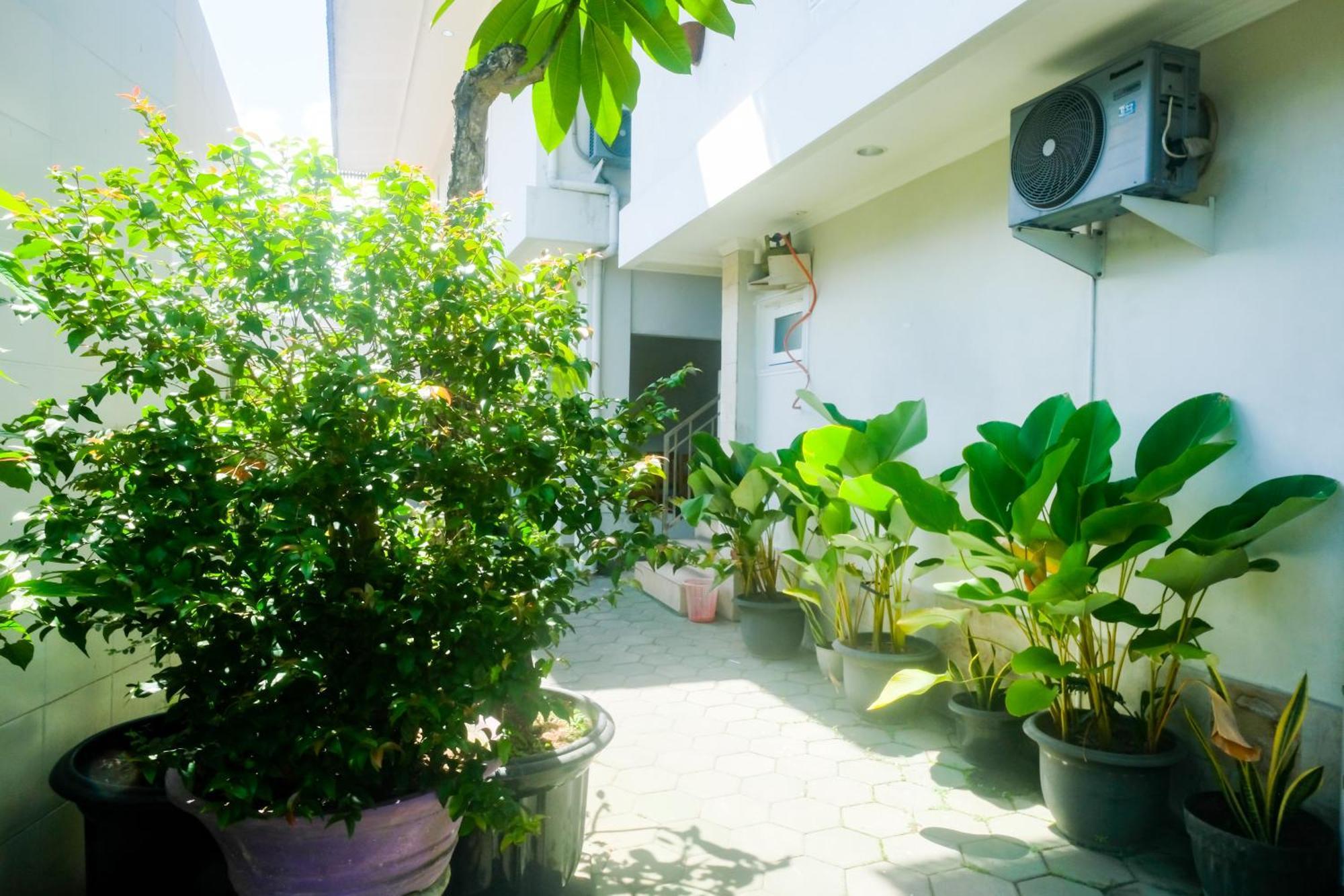 红多兹Plus酒店-近阿迪素拓机场2号 日惹 外观 照片